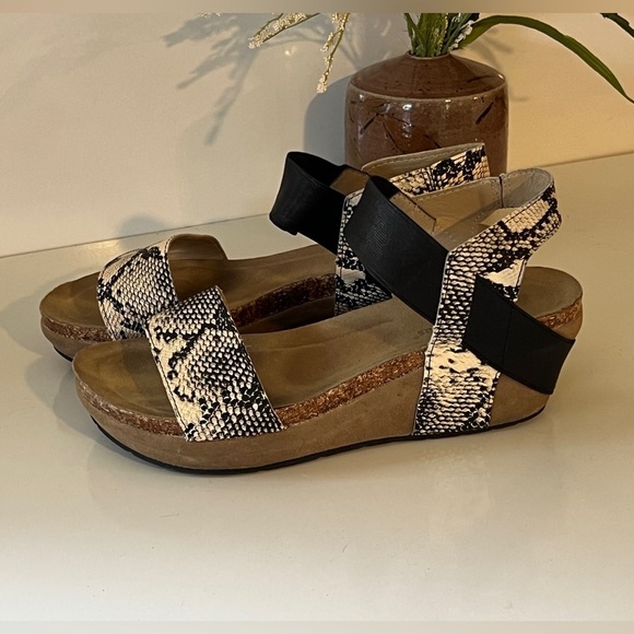 🛍️PIERRE DUMAS Snake skin and black platform sandal size 9. - Picture 4 of 9